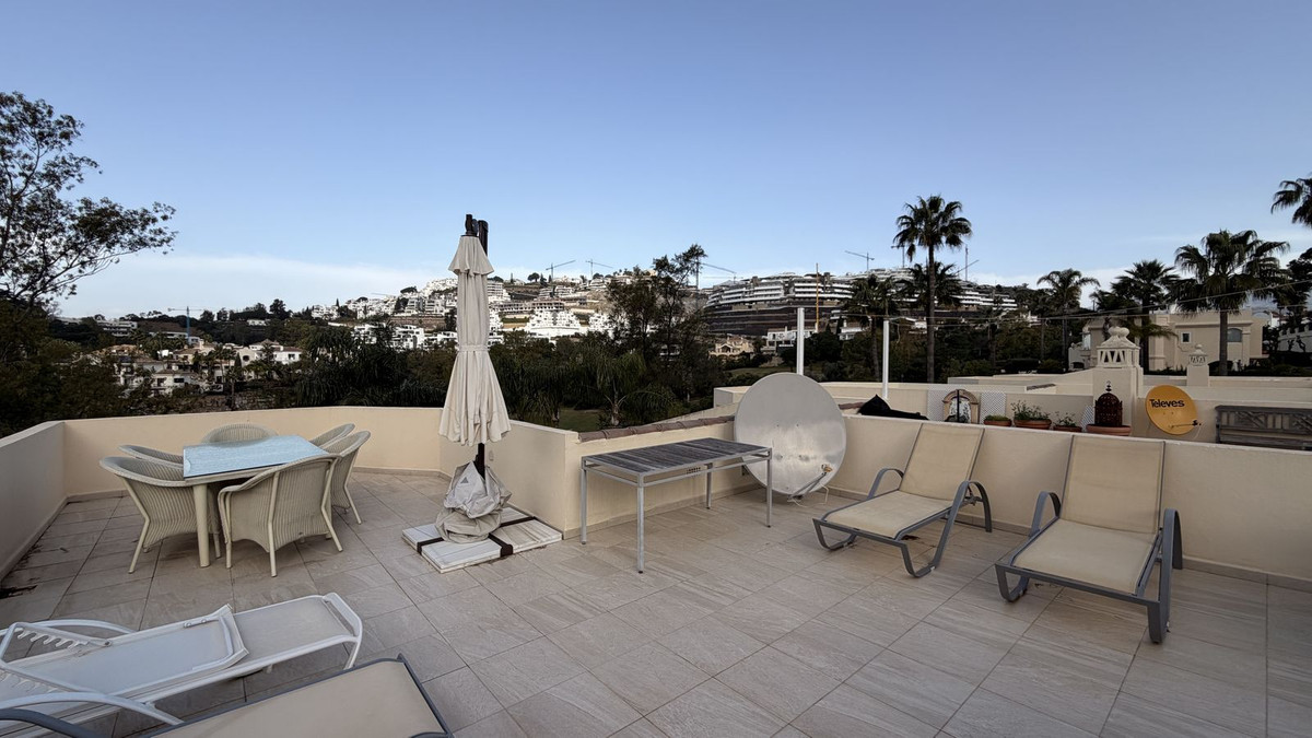 Casa Adosada de 3 Dormitorios y 3 Baños en alquiler en La Quinta, Benahavís