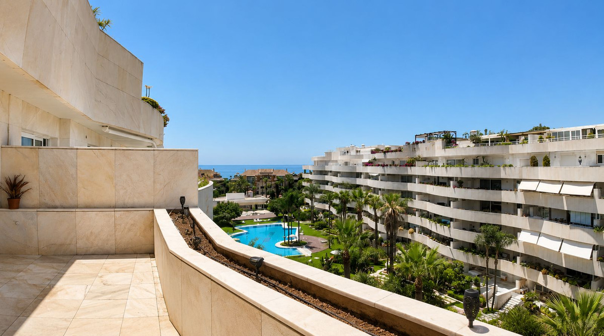 Ático de 4 Dormitorios y 4 Baños en venta en Puerto Banús