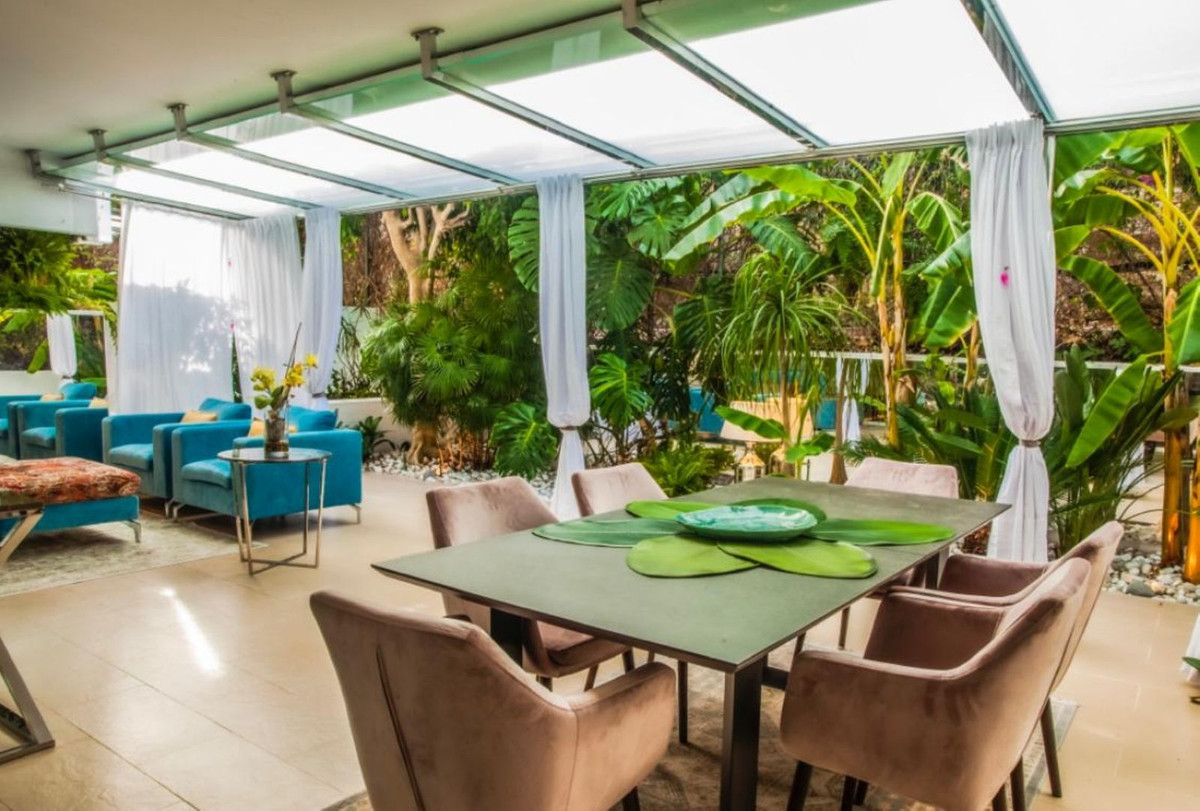 Piso de 2 Dormitorios y 2 Baños en venta en Milla de Oro, Marbella