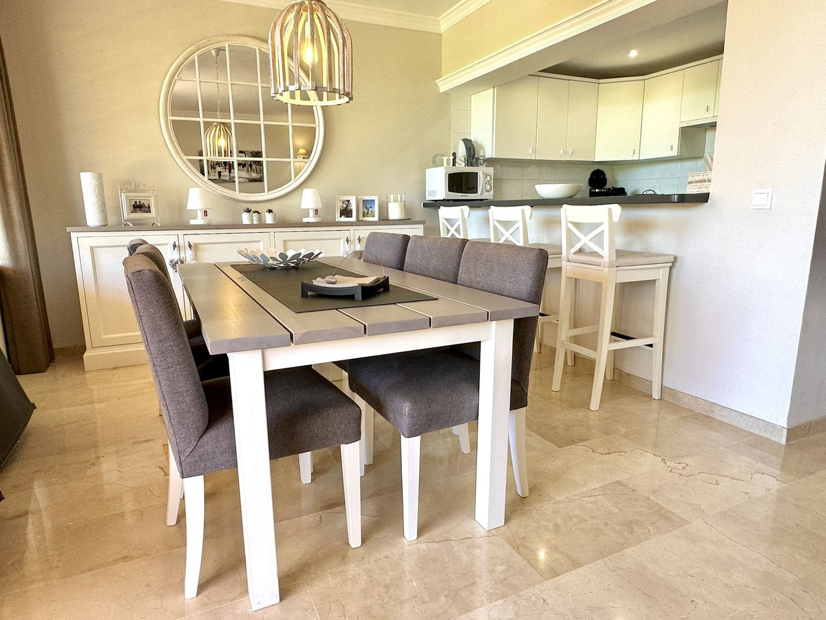 Piso de 2 Dormitorios y 2 Baños en venta en Elviria, Marbella