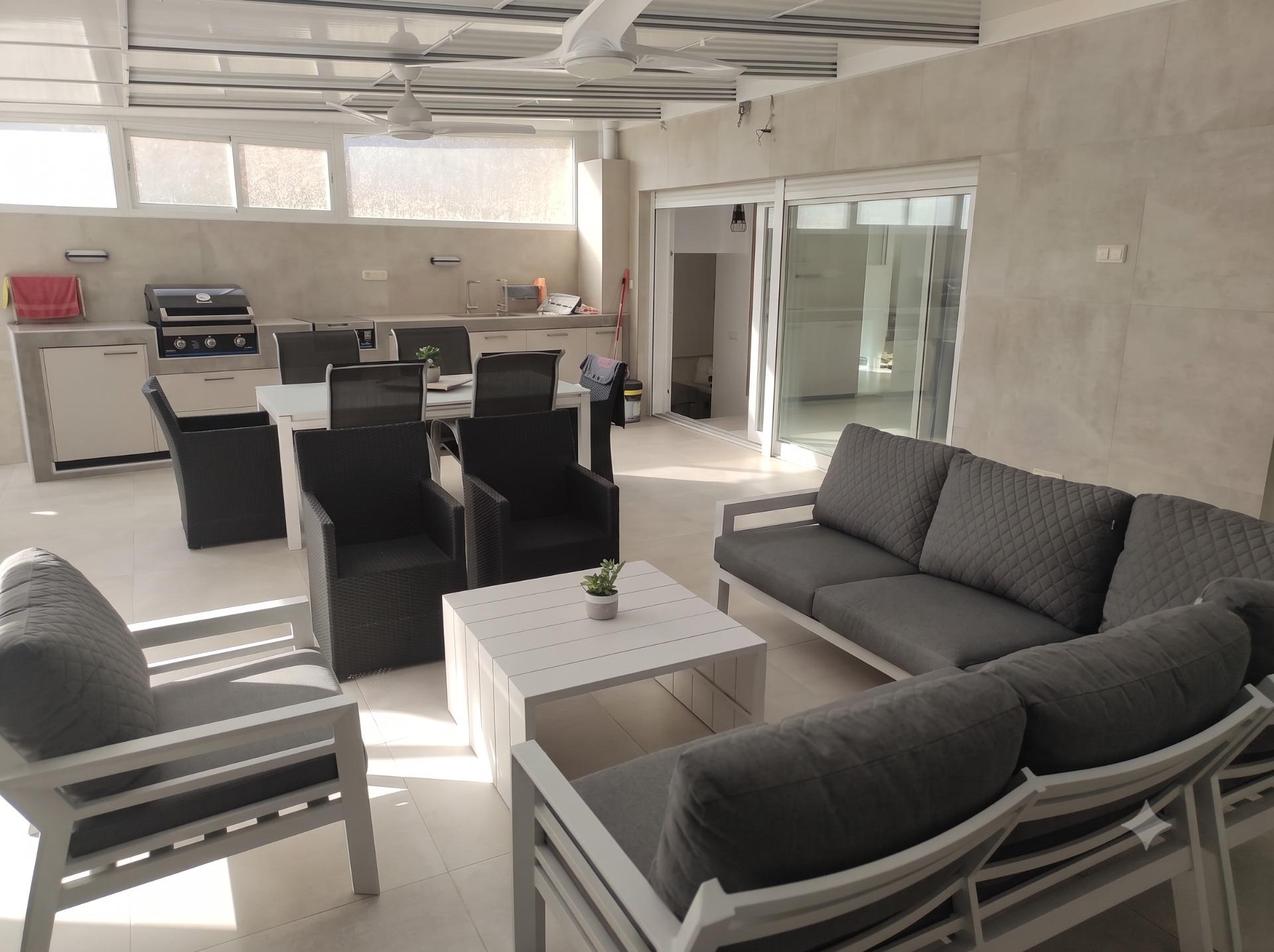 Piso de 3 Dormitorios en venta en El Bajondilo, Torremolinos