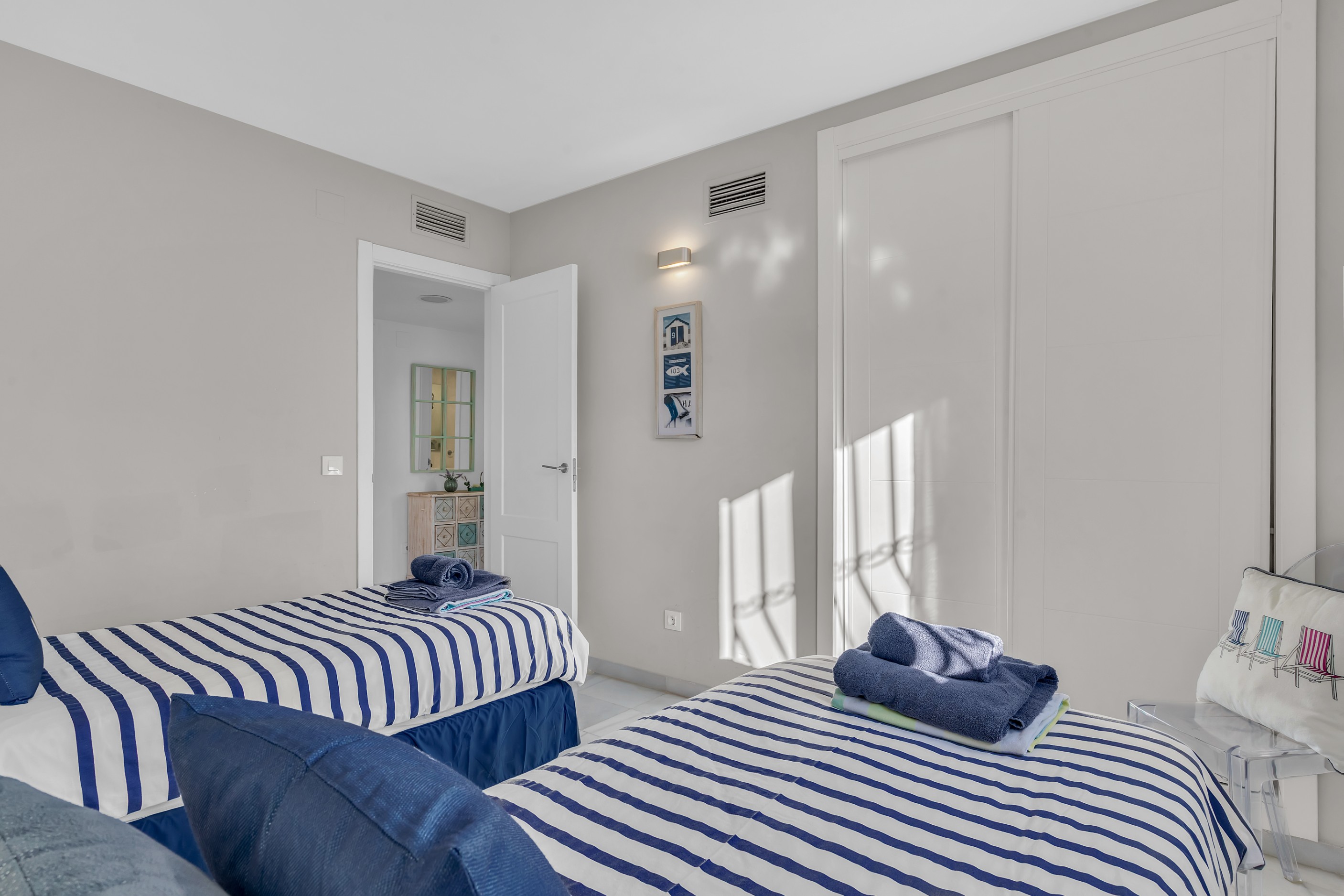 Casa Adosada de 4 Dormitorios y 3 Baños en alquiler vacacional en Milla de Oro, Marbella