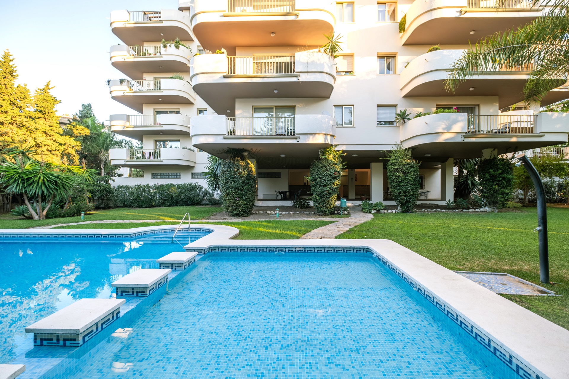 2 Bed - Apartment for Sale in Nueva Andalucia, Marbella