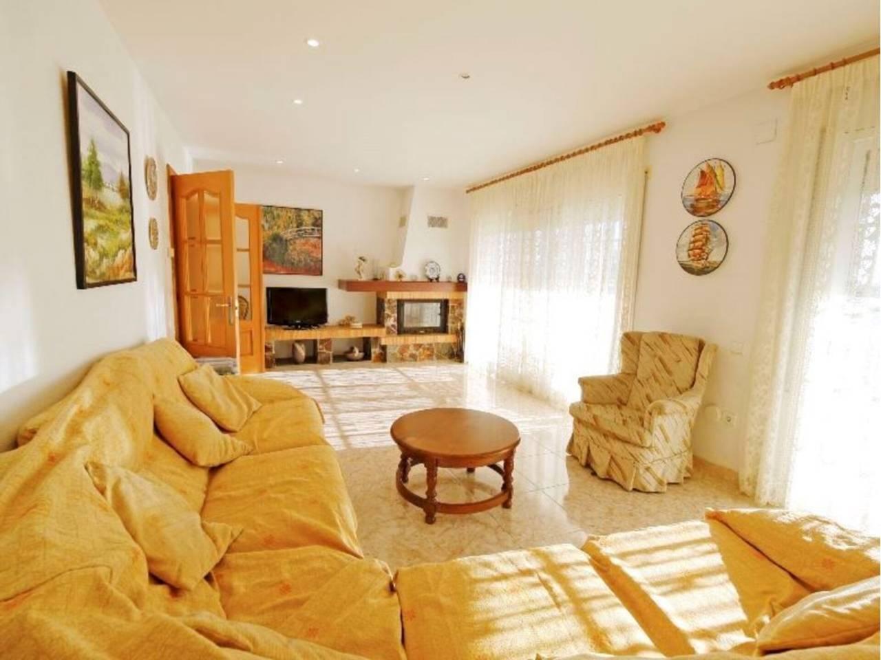 Casa Adosada de 6 Dormitorios y 3 Baños en alquiler vacacional en Alcanar