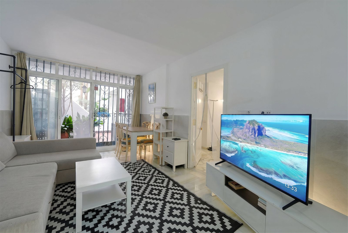Piso de 3 Dormitorios en venta en Elviria, Marbella