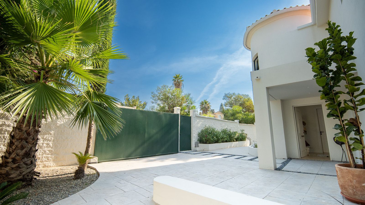 5 Bed, 4 Bath - Villa for Sale in Estepona