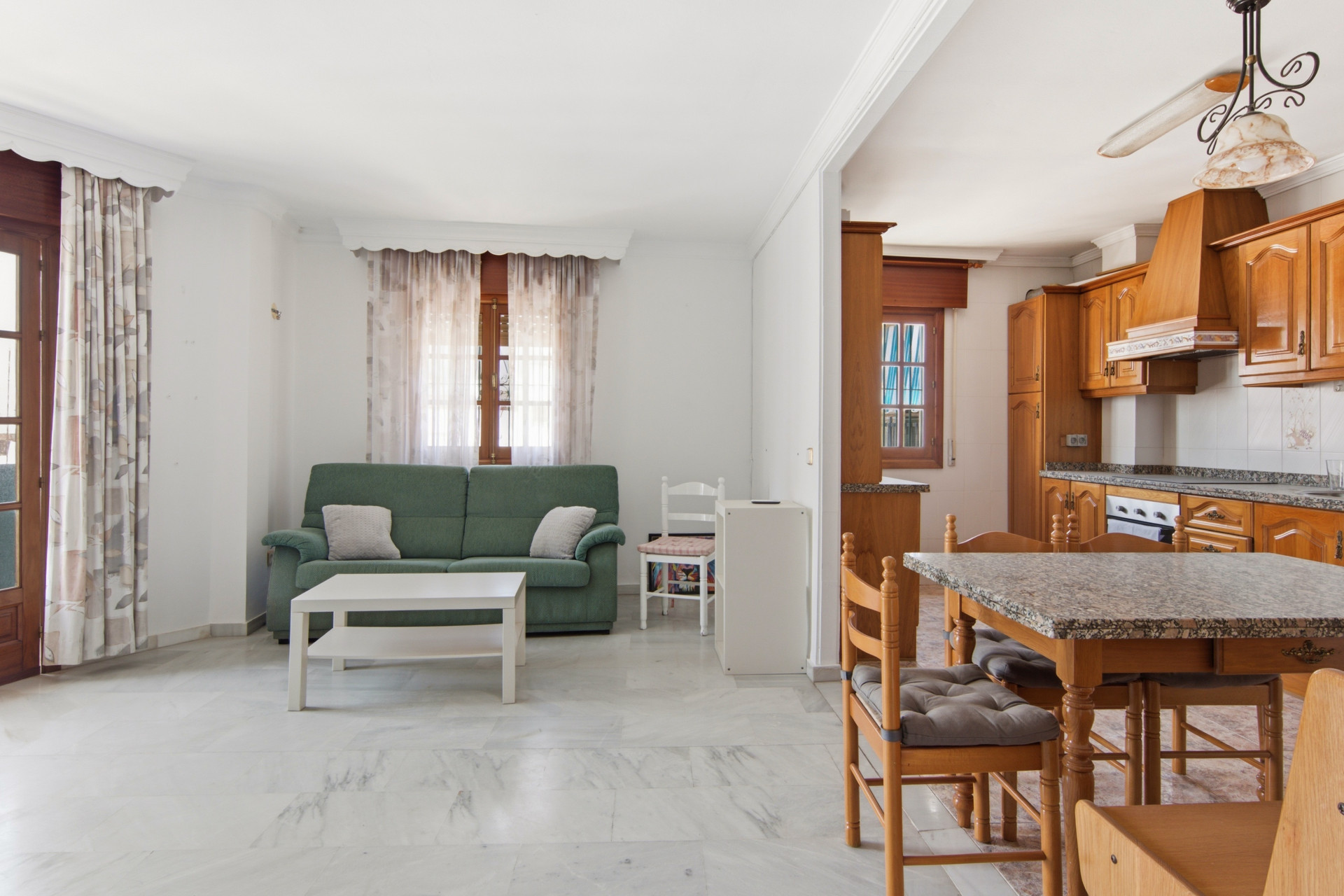 Piso de 2 Dormitorios en venta en La Alqueria, Estepona