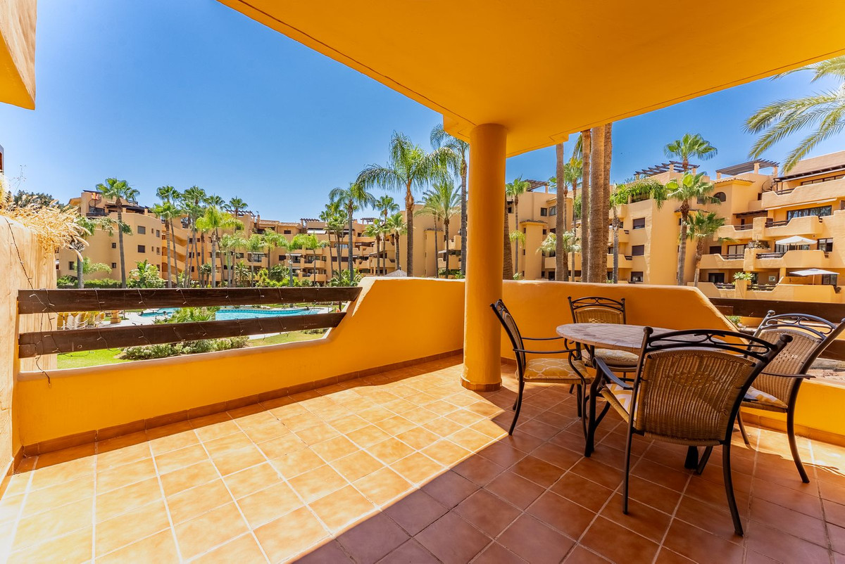 Piso de 2 Dormitorios y 2 Baños en venta en Cancelada, Estepona