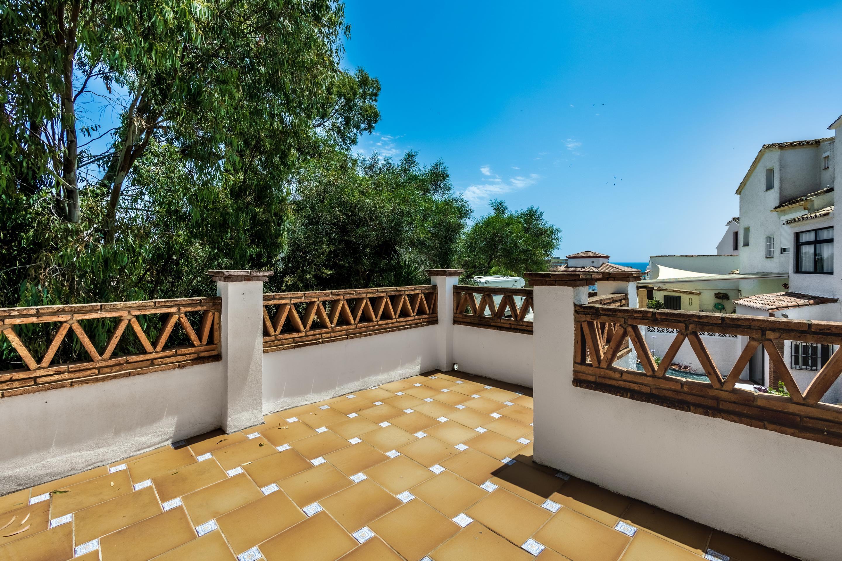 Casa Adosada de 4 Dormitorios en venta en Calahonda, Mijas