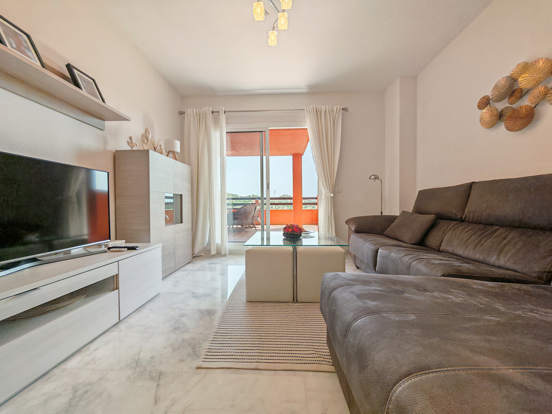 Piso de 2 Dormitorios en venta en Las Chapas, Marbella