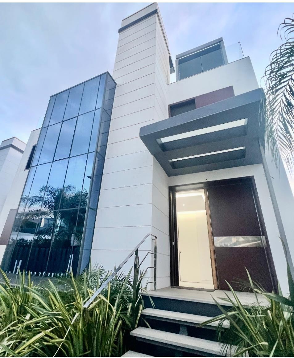 Casa de 5 Dormitorios en alquiler en Milla de Oro, Marbella