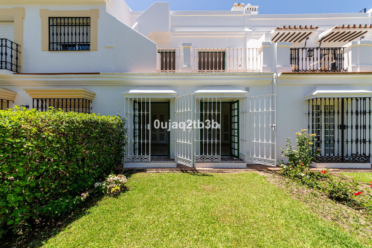 Casa Adosada de 3 Dormitorios en venta en Nueva Andalucía, Marbella