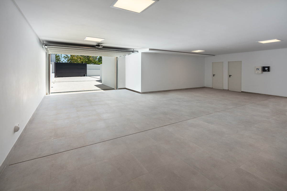 Casa de 5 Dormitorios y 5 Baños en venta en Nueva Andalucía, Marbella