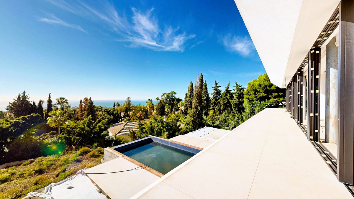 Casa de 6 Dormitorios en venta en Las Chapas, Marbella