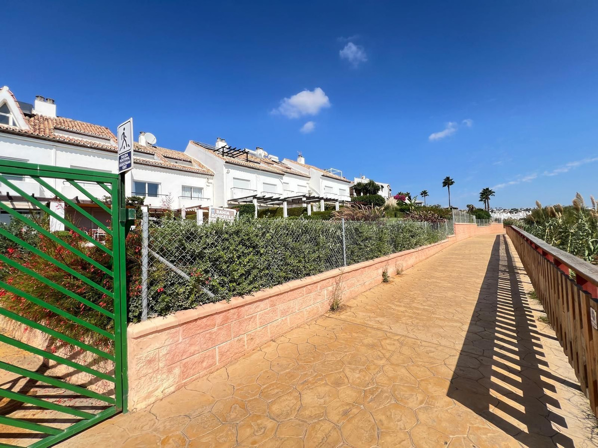 Casa Adosada de 3 Dormitorios en venta en Estepona
