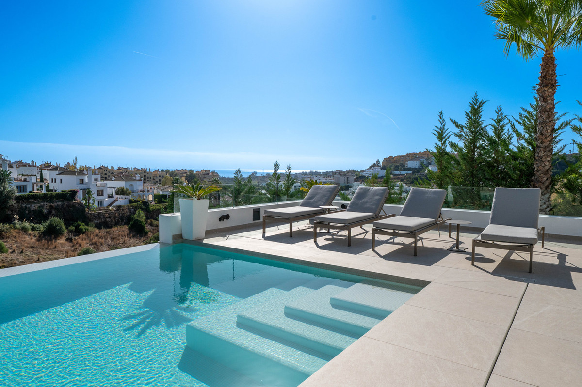 Casa de 6 Dormitorios en venta en Nueva Milla de Oro, Estepona