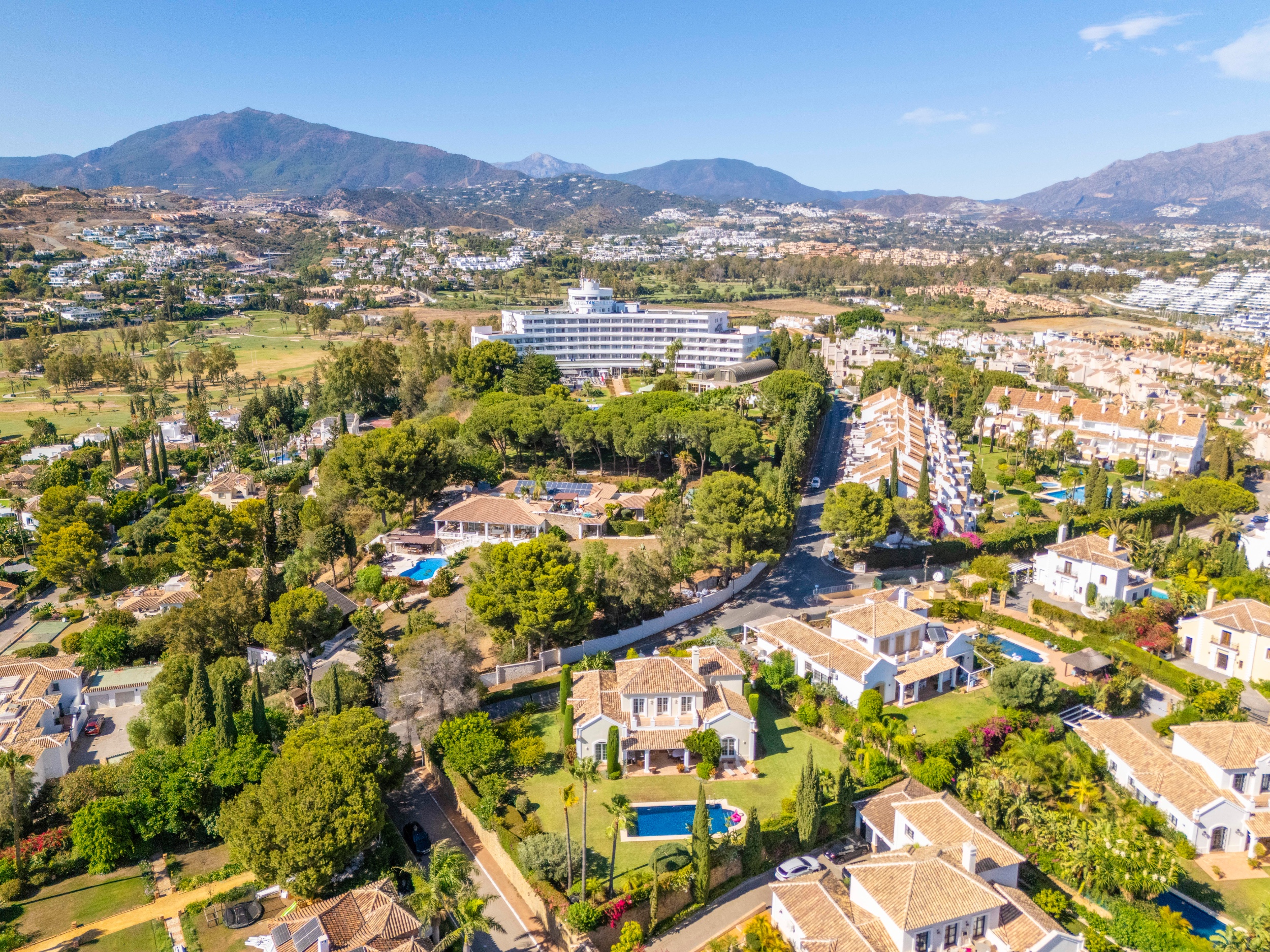 4 спални - Вила за продажба в El Paraiso, Estepona