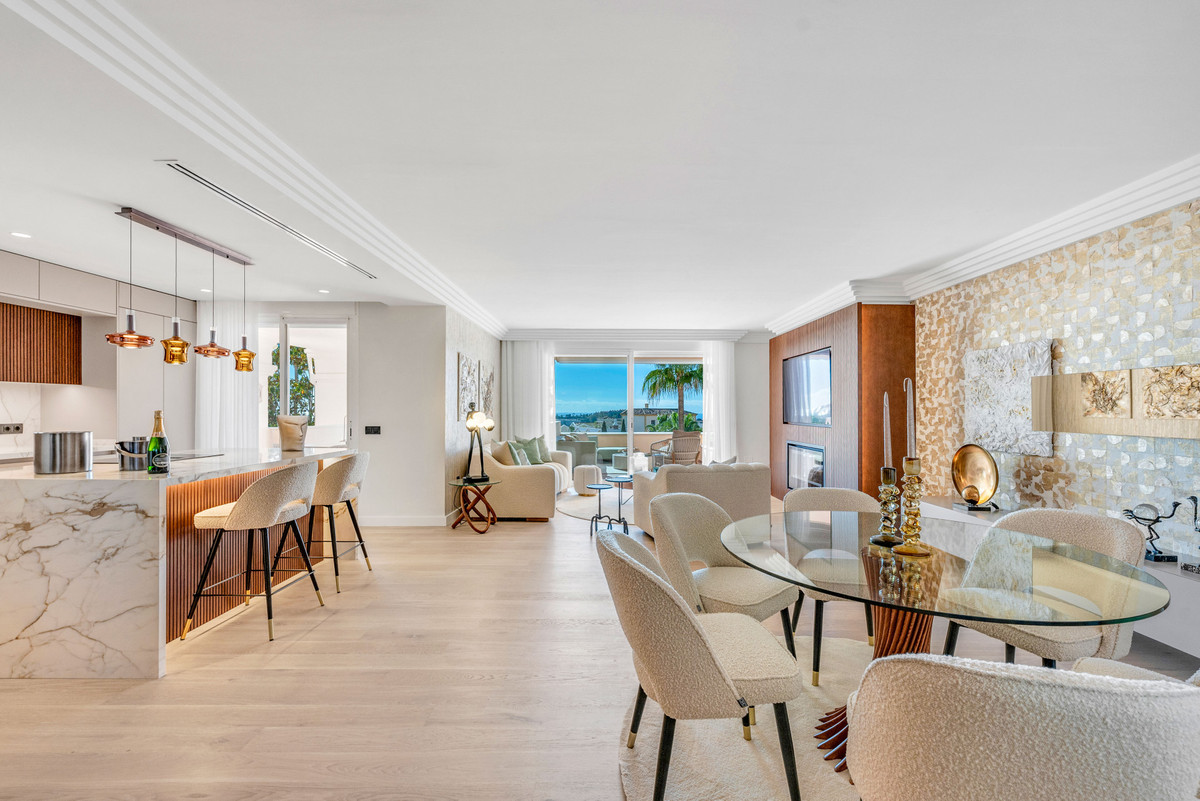 Piso de 4 Dormitorios en venta en Nueva Andalucía, Marbella