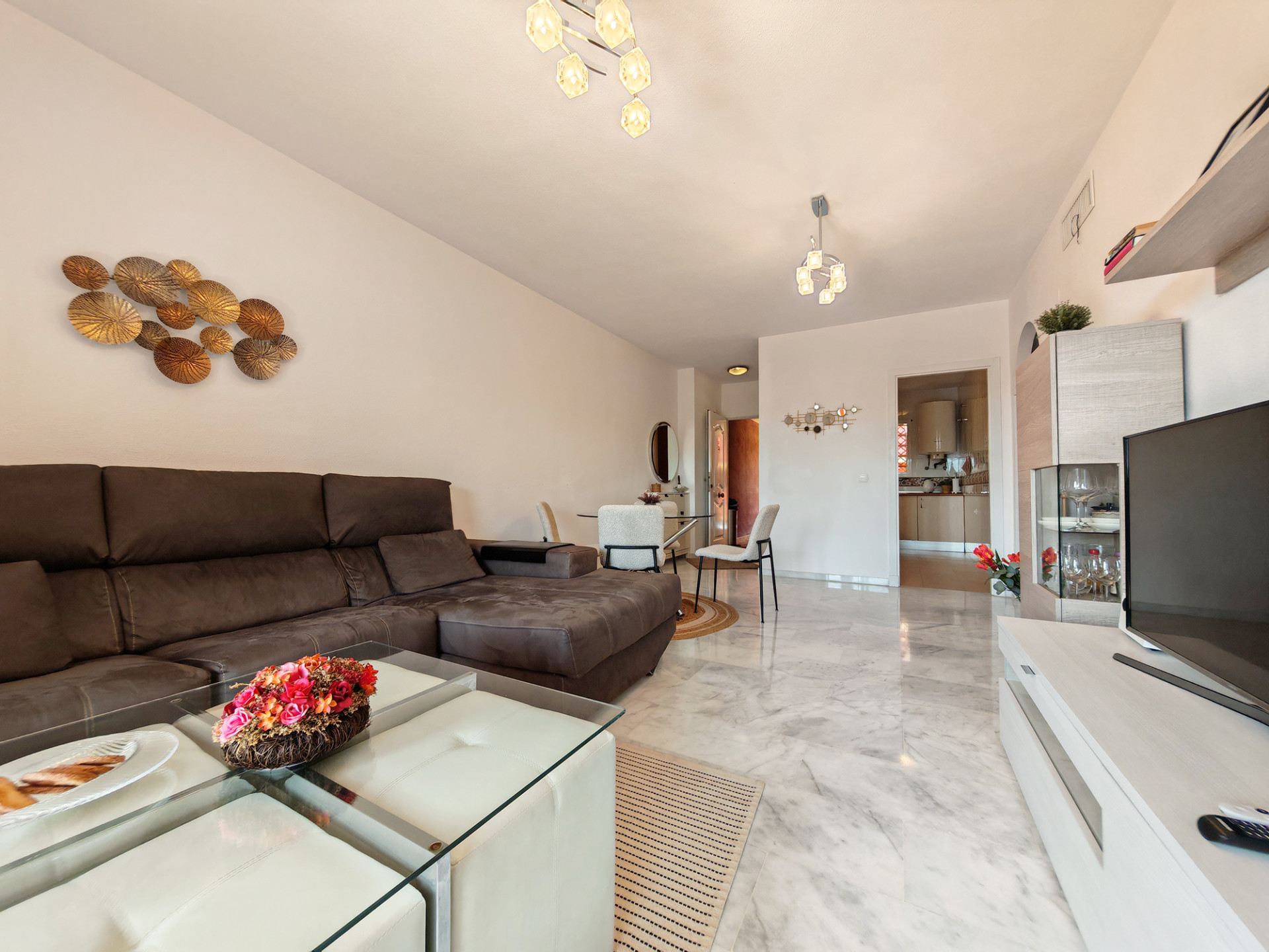 Piso de 2 Dormitorios en venta en Las Chapas, Marbella
