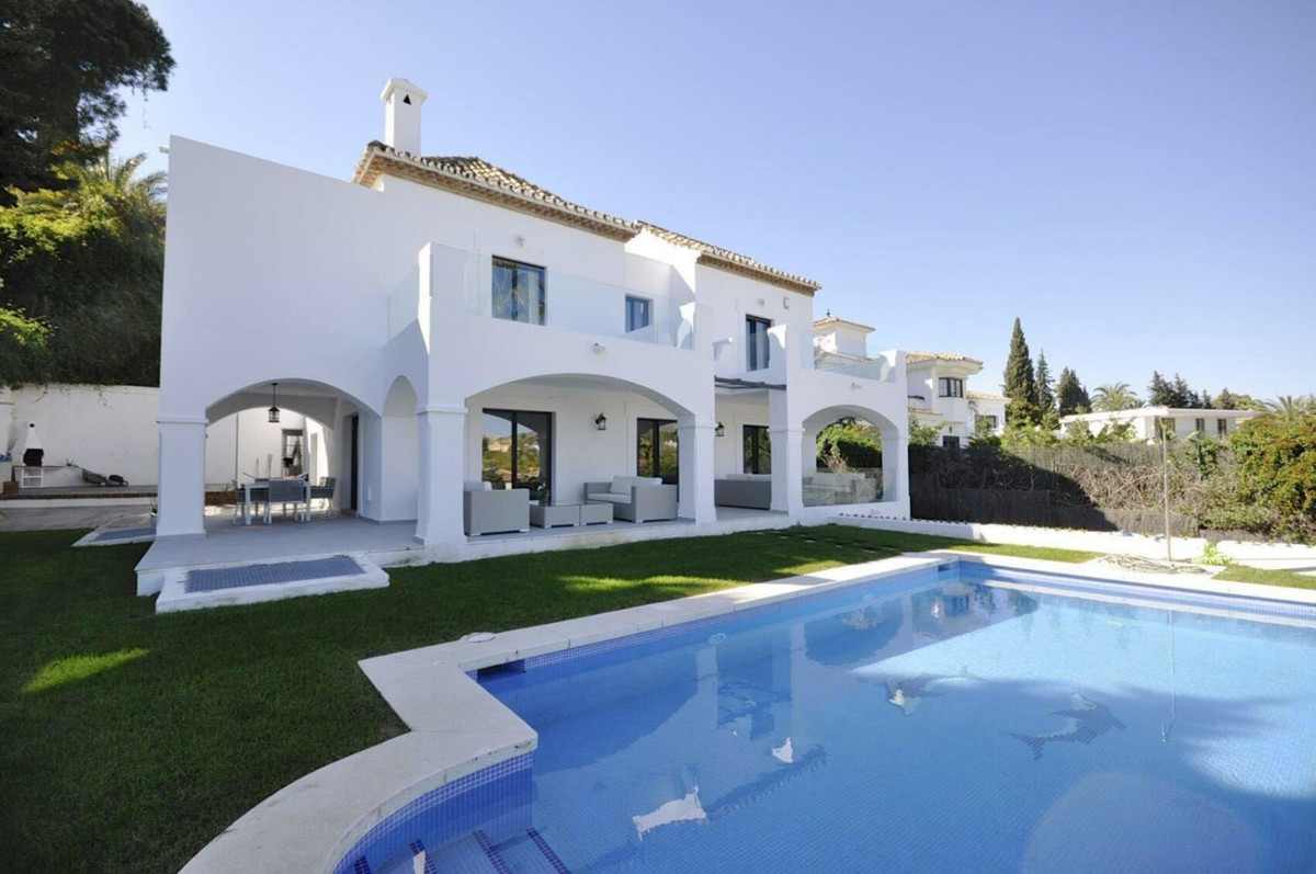 Casa de 6 Dormitorios y 4 Baños en alquiler vacacional en Nueva Andalucía, Marbella