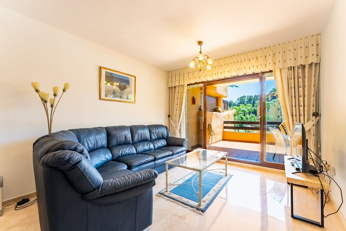 Piso de 2 Dormitorios y 2 Baños en venta en Cancelada, Estepona
