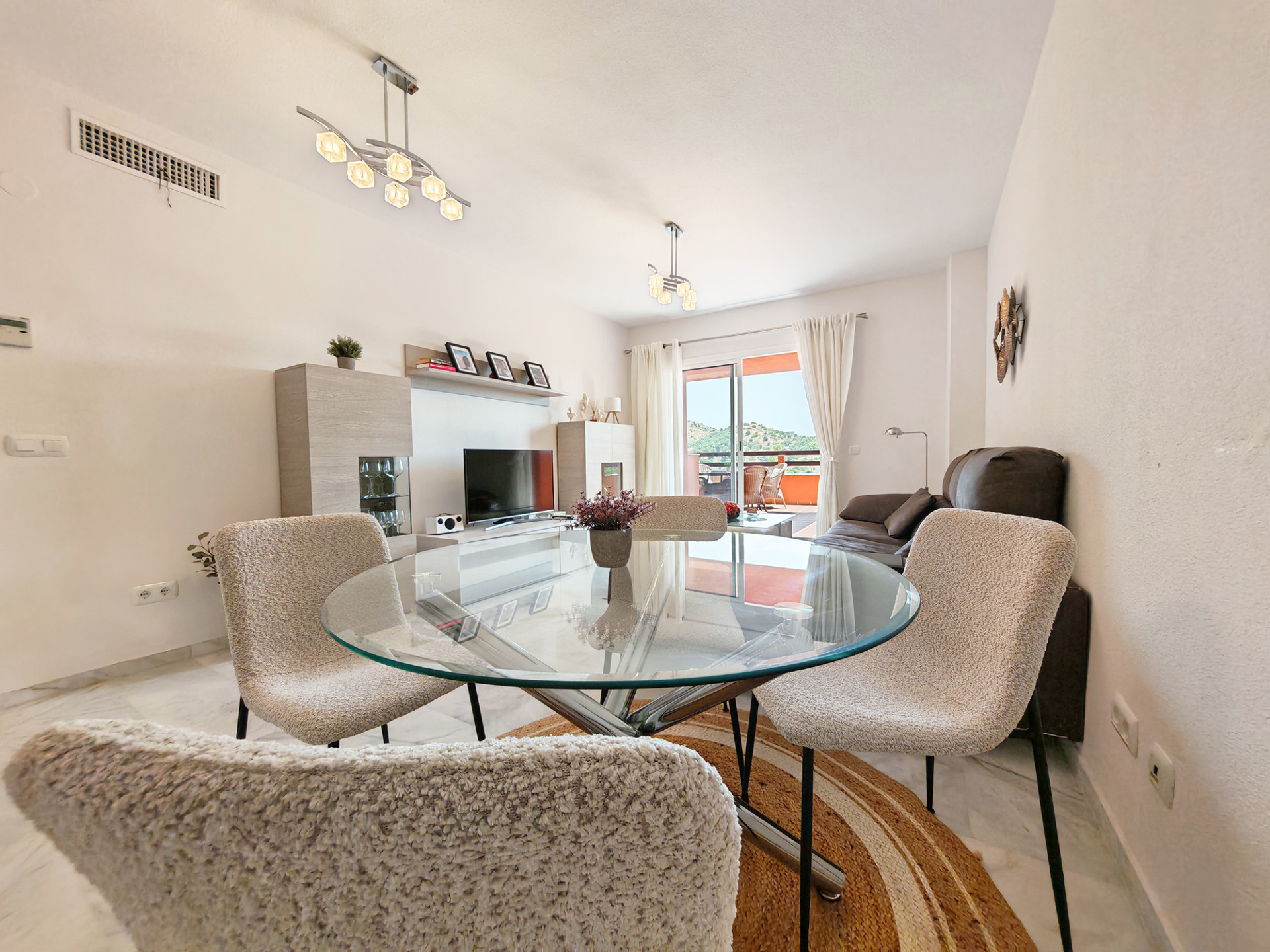 Piso de 2 Dormitorios en venta en Las Chapas, Marbella