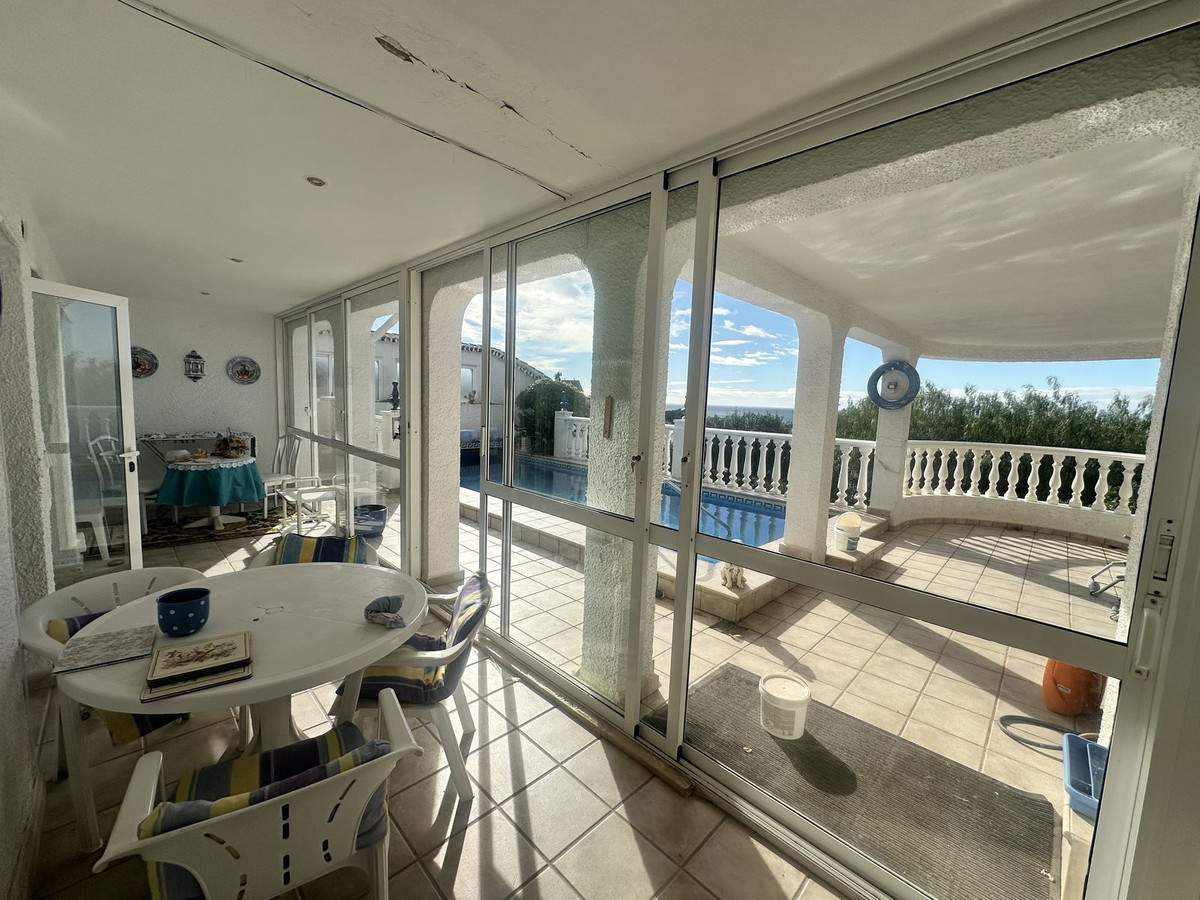 Casa de 3 Dormitorios y 2 Baños en venta en Calahonda