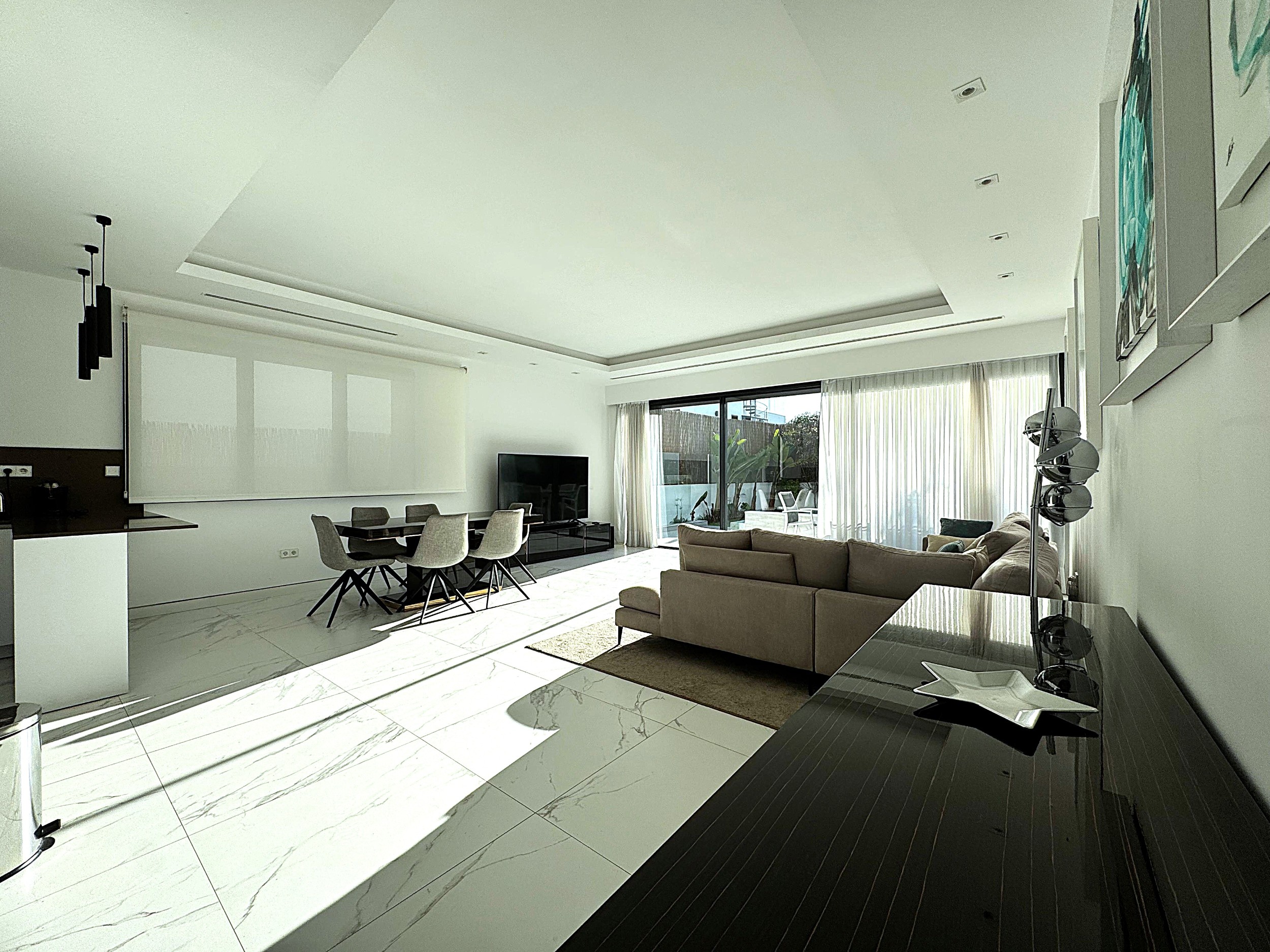 Casa de 5 Dormitorios en alquiler en Milla de Oro, Marbella