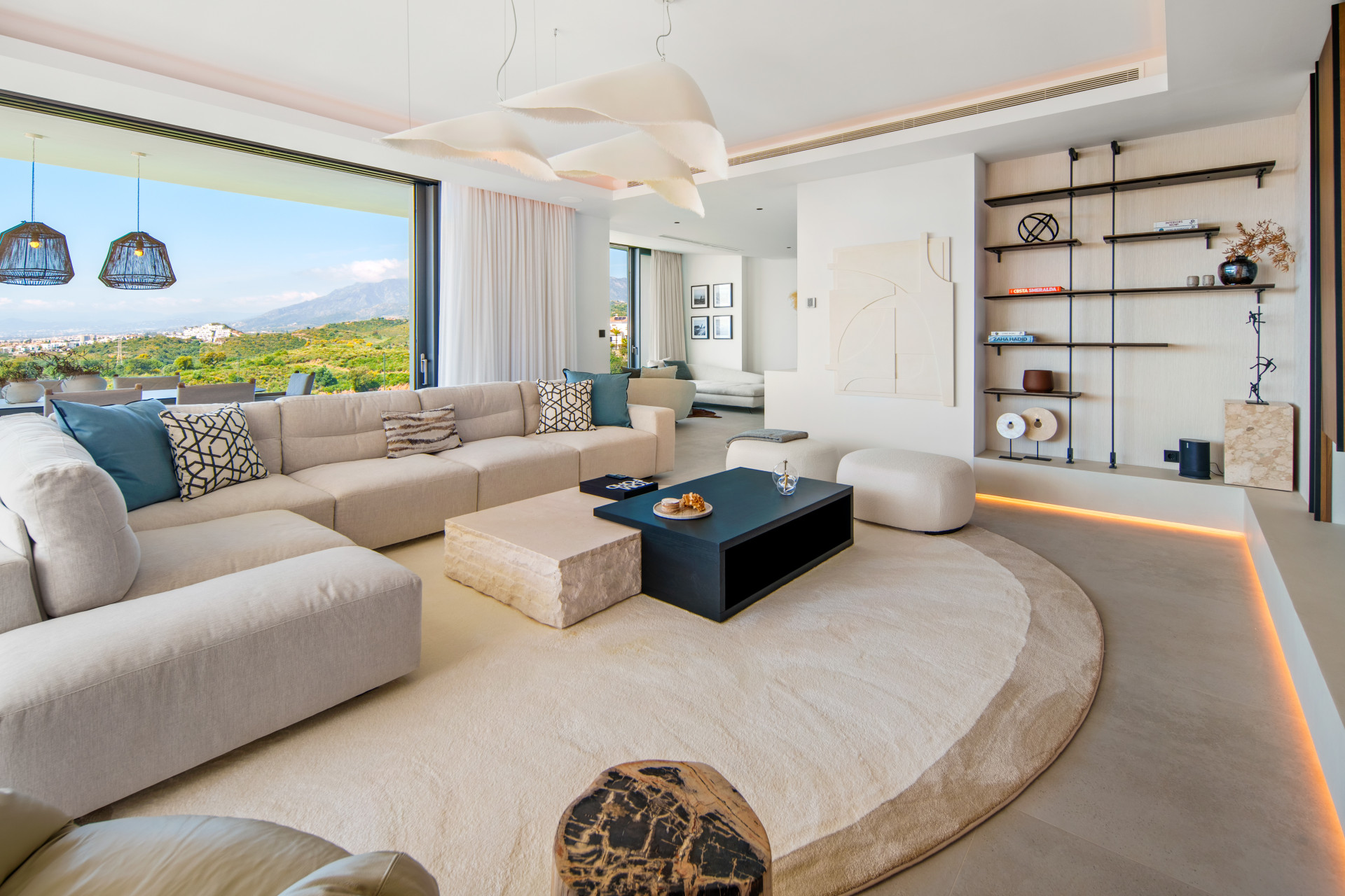 Casa de 4 Dormitorios en venta en El Rosario, Marbella