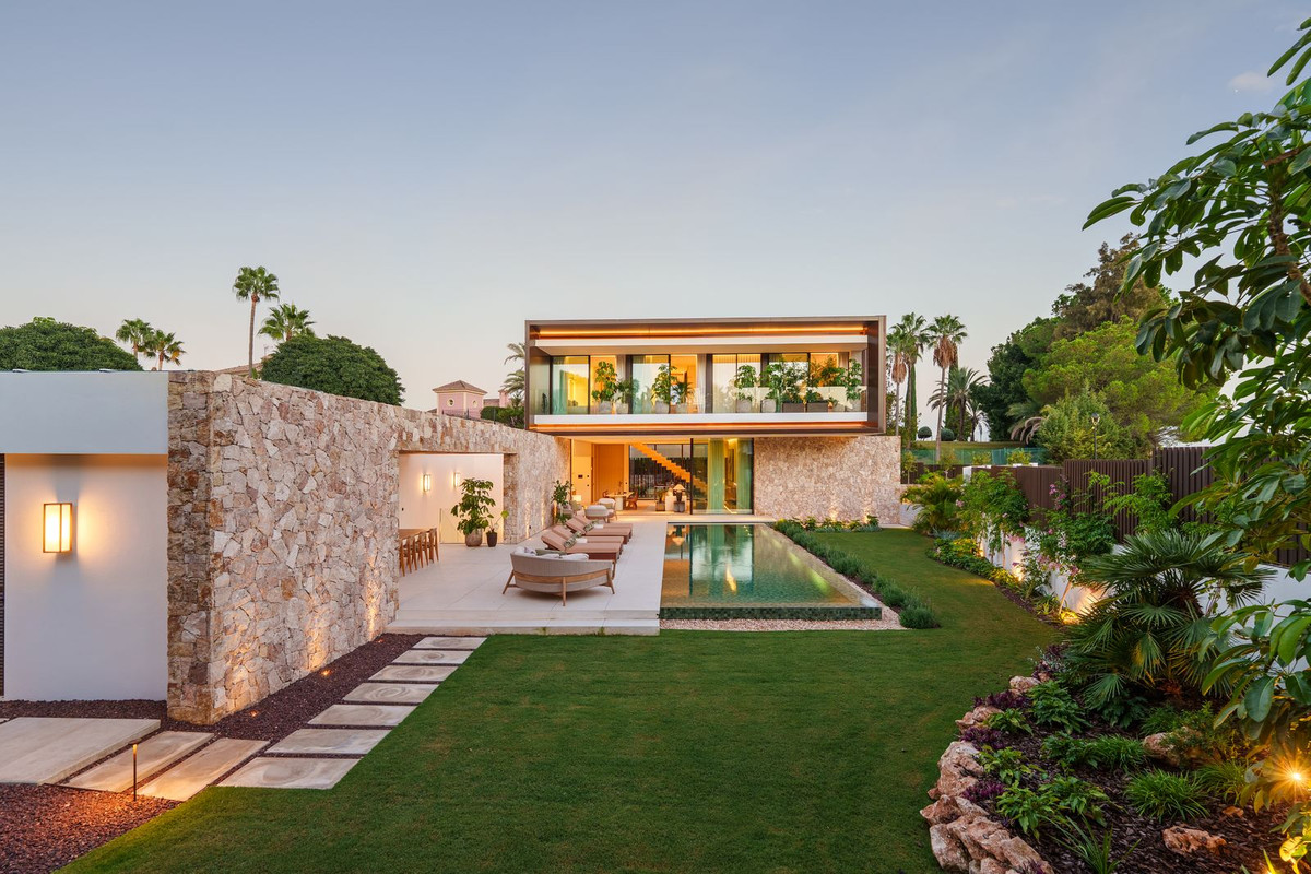 5 Bed, 7 Bath - Villa for Sale in Marbella Golden Mile
