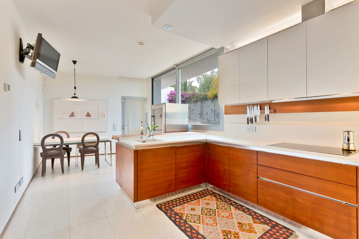 Casa Adosada de 4 Dormitorios en venta en Sierra Blanca, Marbella
