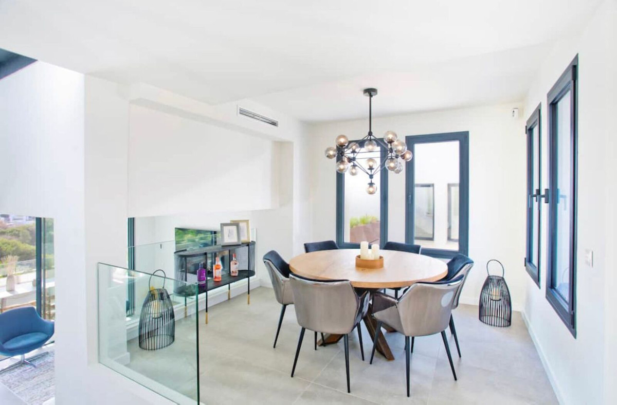 Casa Adosada de 3 Dormitorios y 3 Baños en alquiler en Cabopino, Marbella