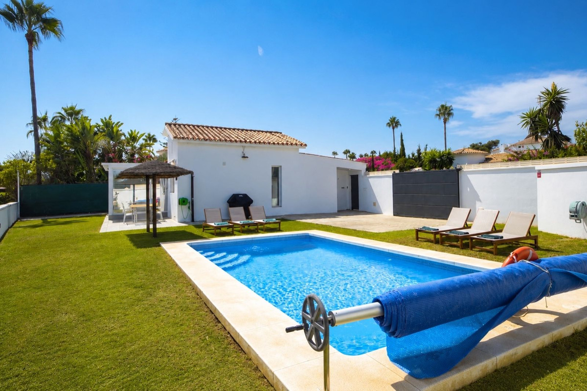 Casa de 3 Dormitorios y 2 Baños en alquiler vacacional en Nueva Milla de Oro, Estepona