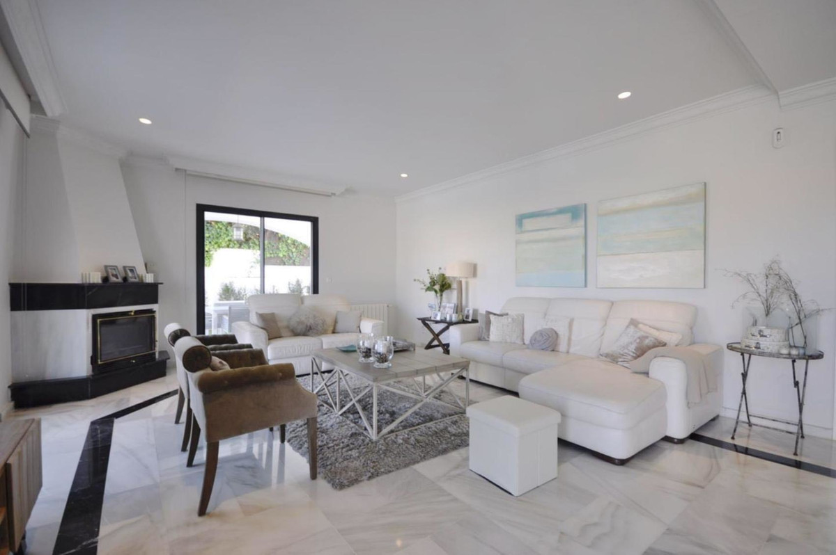 Casa de 6 Dormitorios y 4 Baños en alquiler vacacional en Nueva Andalucía, Marbella