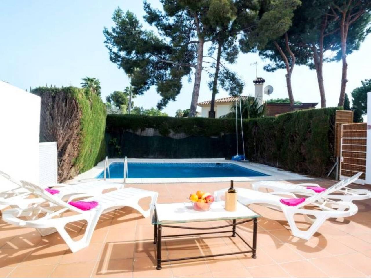 Casa Adosada de 3 Dormitorios y 3 Baños en alquiler vacacional en La Alqueria, Estepona