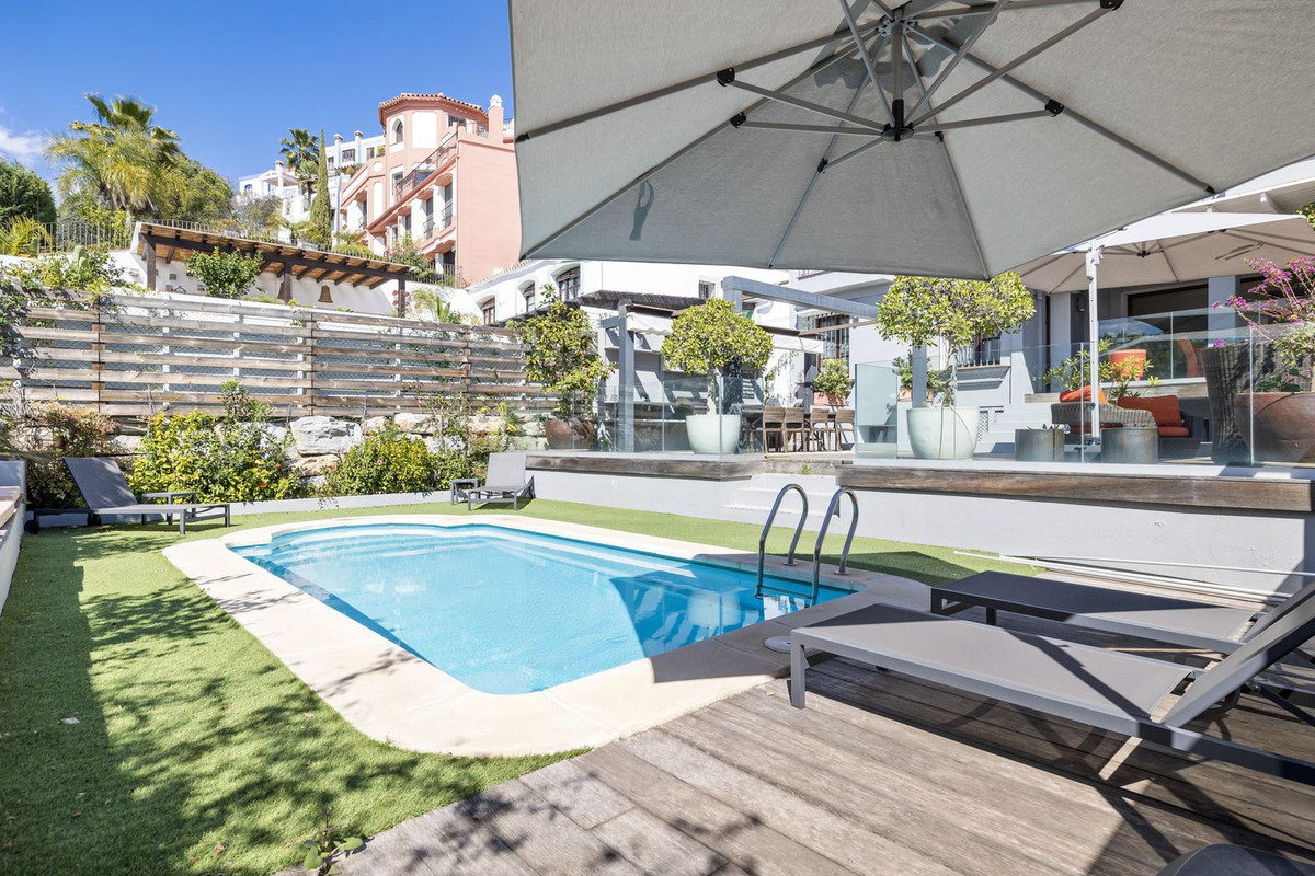 Casa Adosada de 5 Dormitorios en venta en Benahavís
