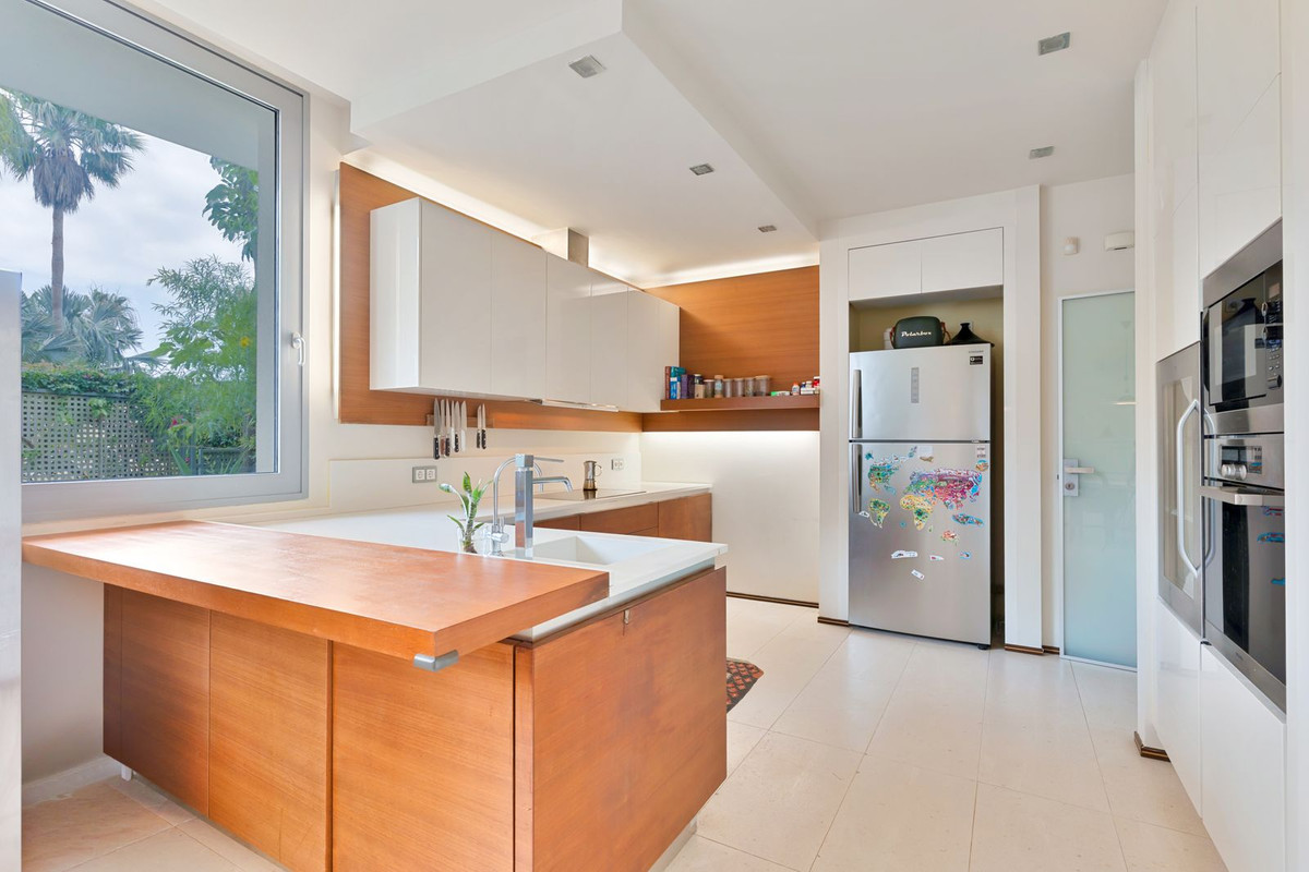 Casa Adosada de 4 Dormitorios en venta en Sierra Blanca, Marbella