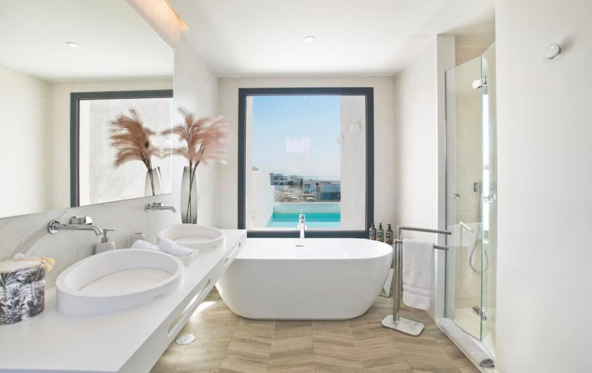 Casa Adosada de 3 Dormitorios y 3 Baños en alquiler en Cabopino, Marbella