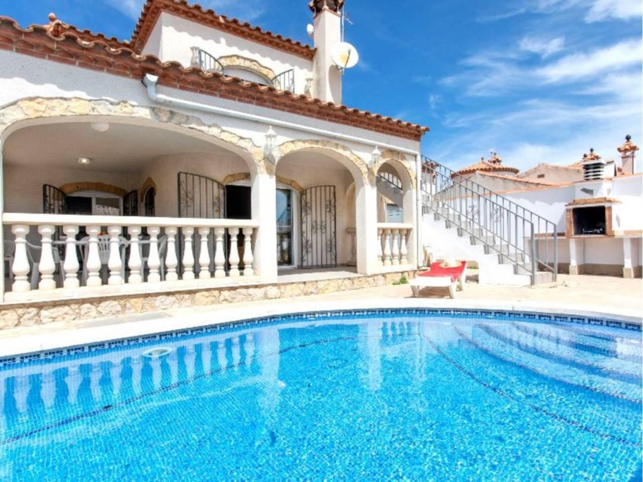 Casa Adosada de 4 Dormitorios y 2 Baños en alquiler vacacional en Mont-Roig del Camp