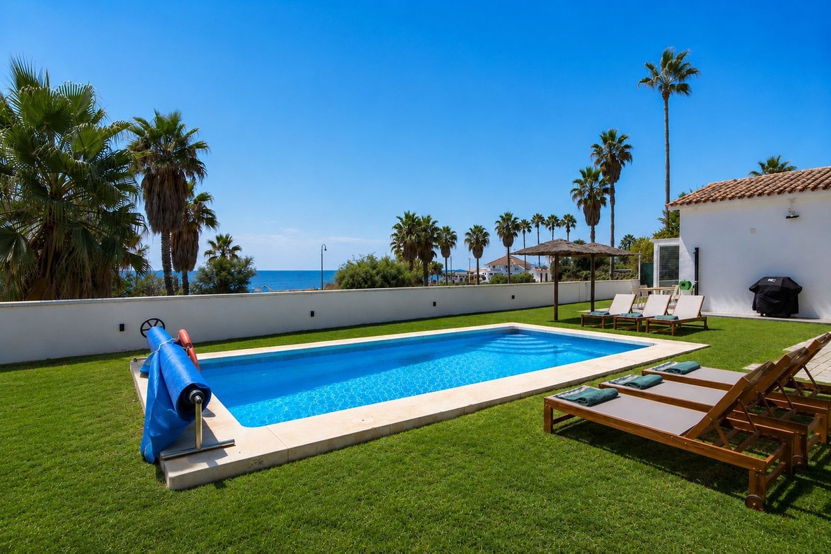 Casa de 3 Dormitorios y 2 Baños en alquiler vacacional en Nueva Milla de Oro, Estepona