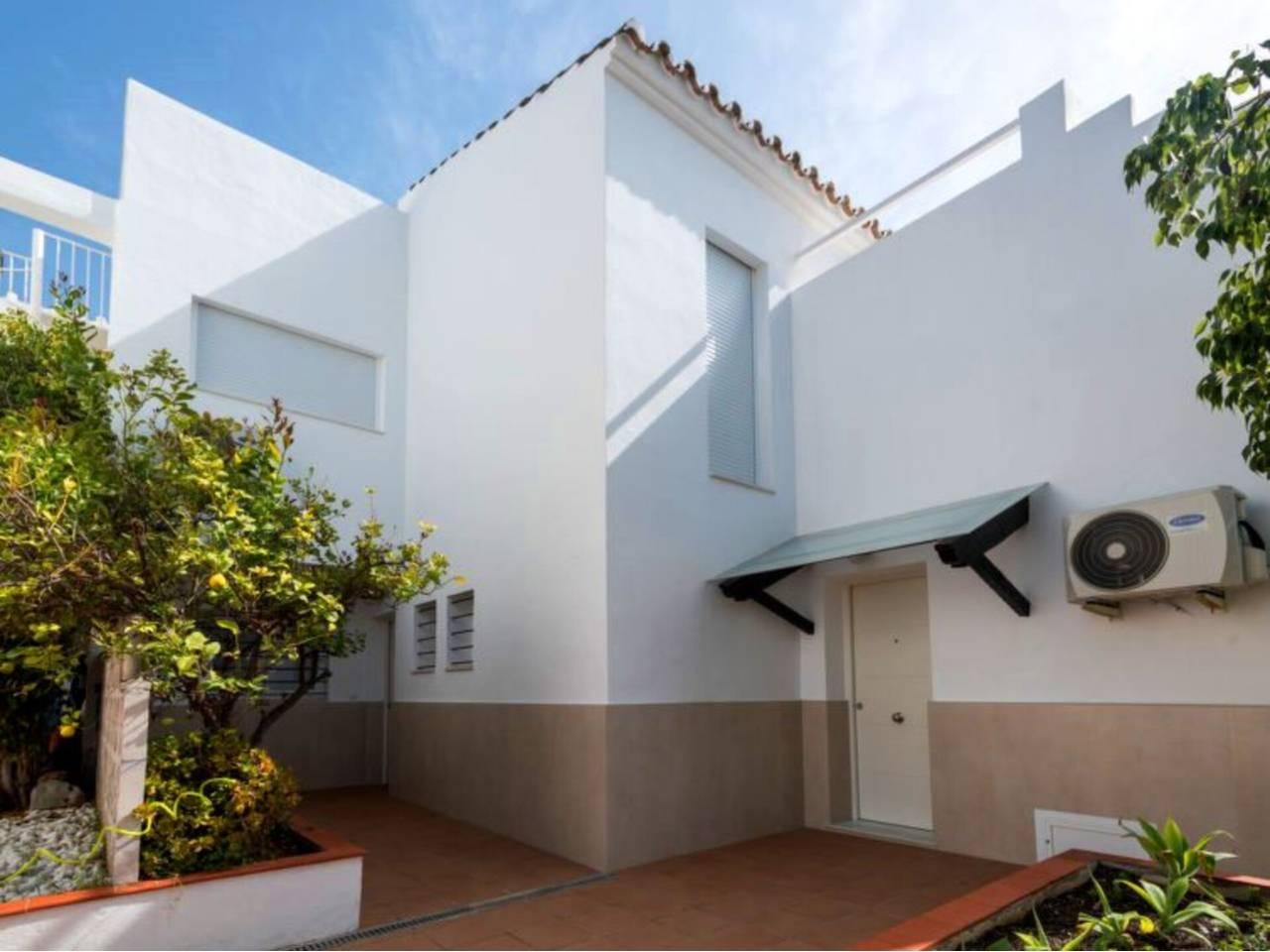Casa Adosada de 3 Dormitorios y 3 Baños en alquiler vacacional en La Alqueria, Estepona