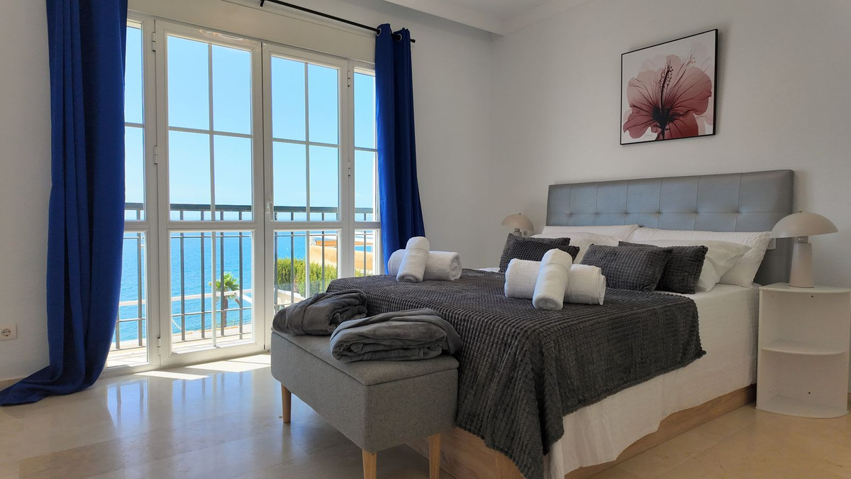 Casa Adosada de 4 Dormitorios en venta en Benalmádena
