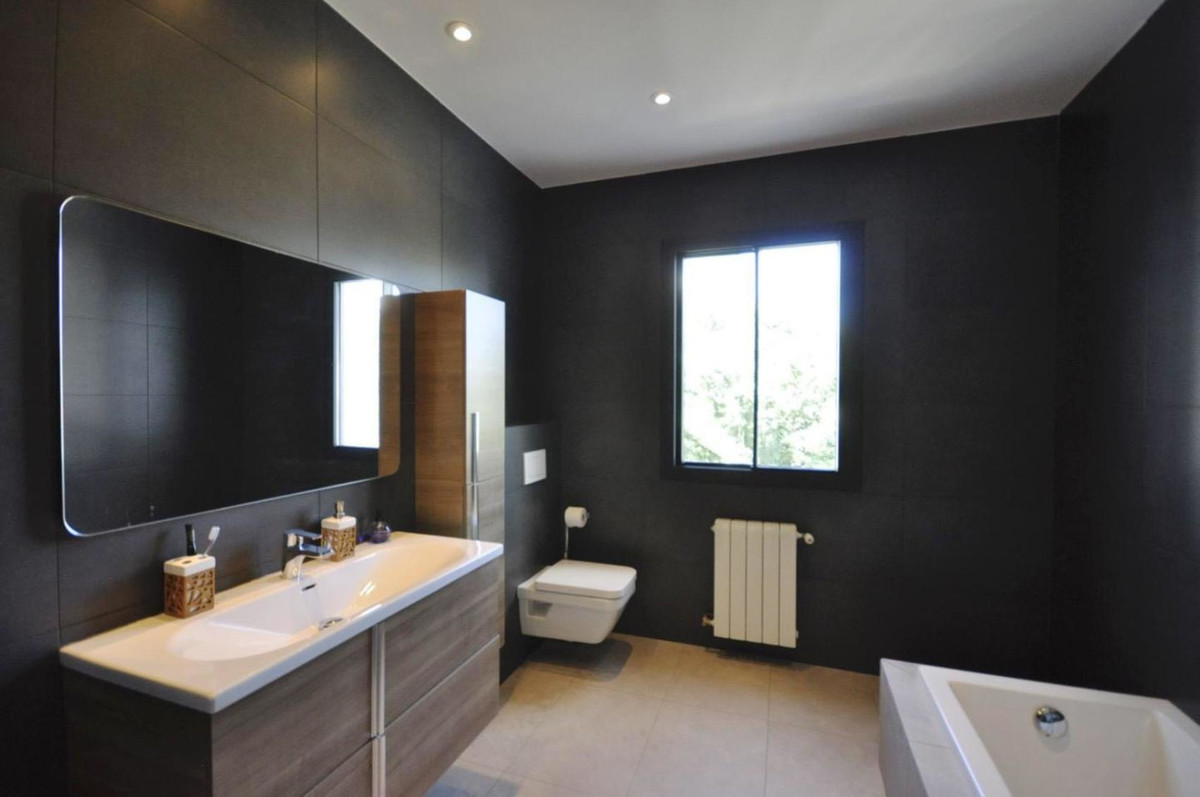Casa de 6 Dormitorios y 4 Baños en alquiler vacacional en Nueva Andalucía, Marbella