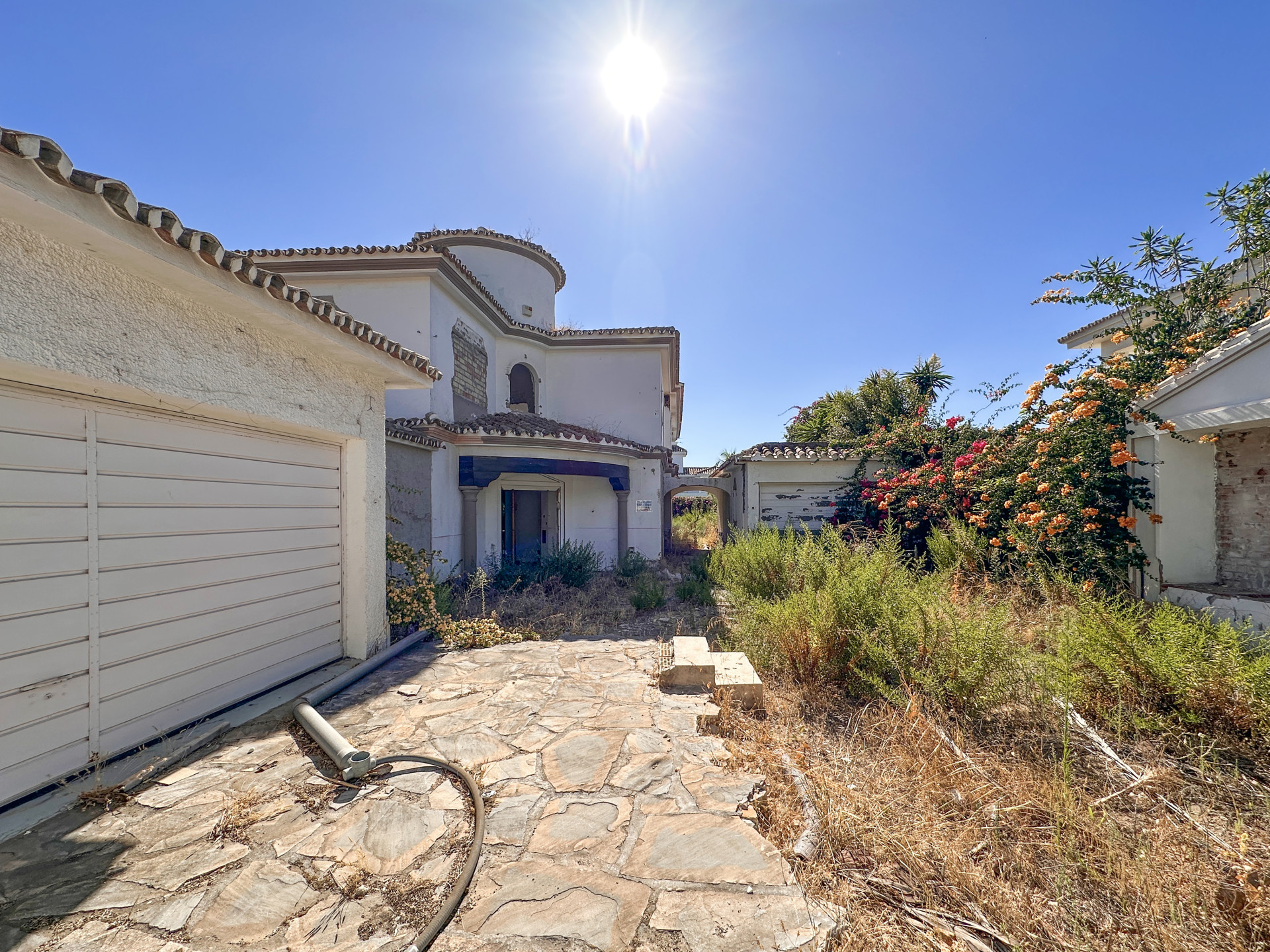 Casa de 5 Dormitorios en venta en El Paraíso, Estepona