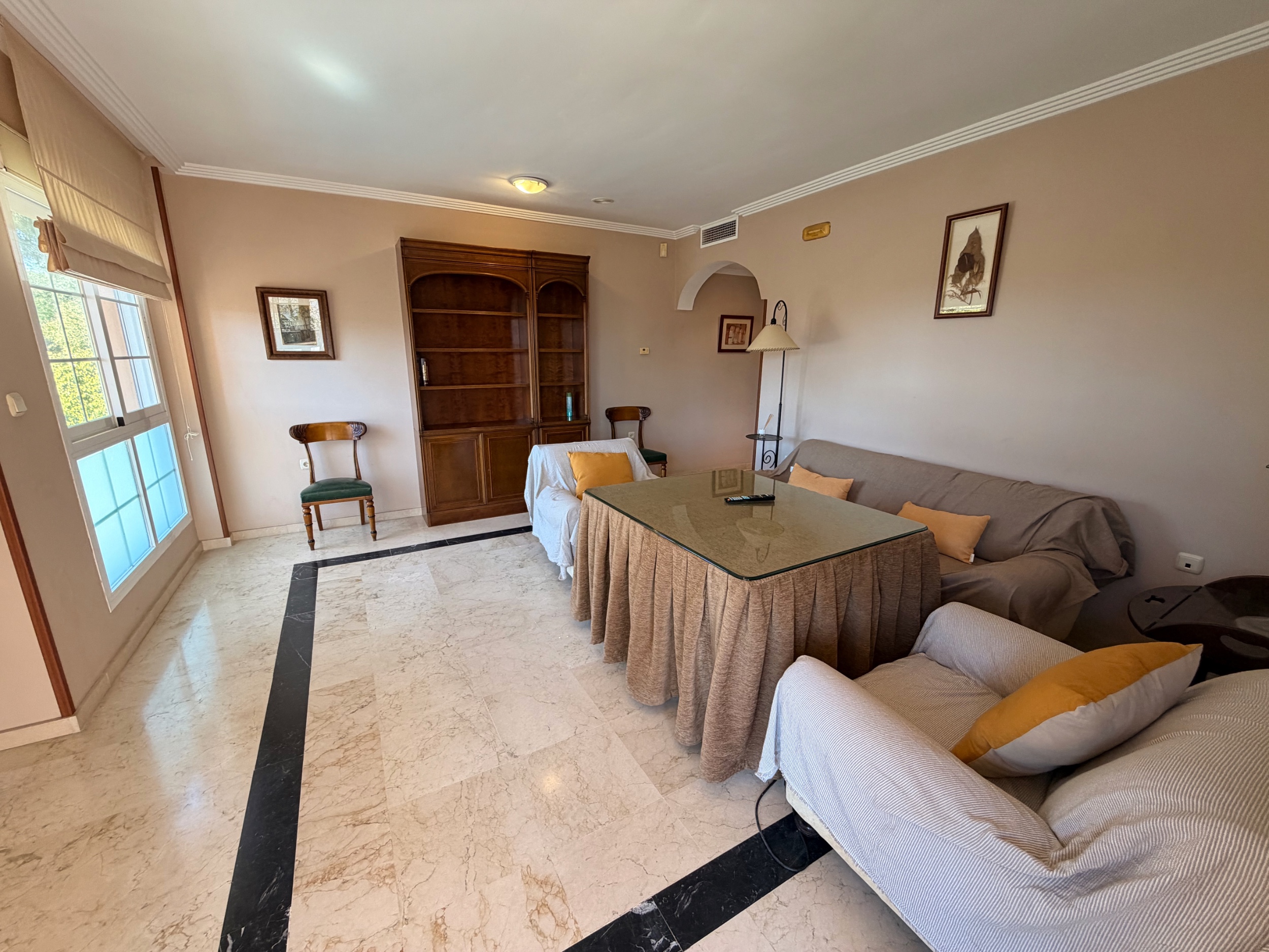 Piso de 2 Dormitorios y 2 Baños en venta en Costabella, Marbella
