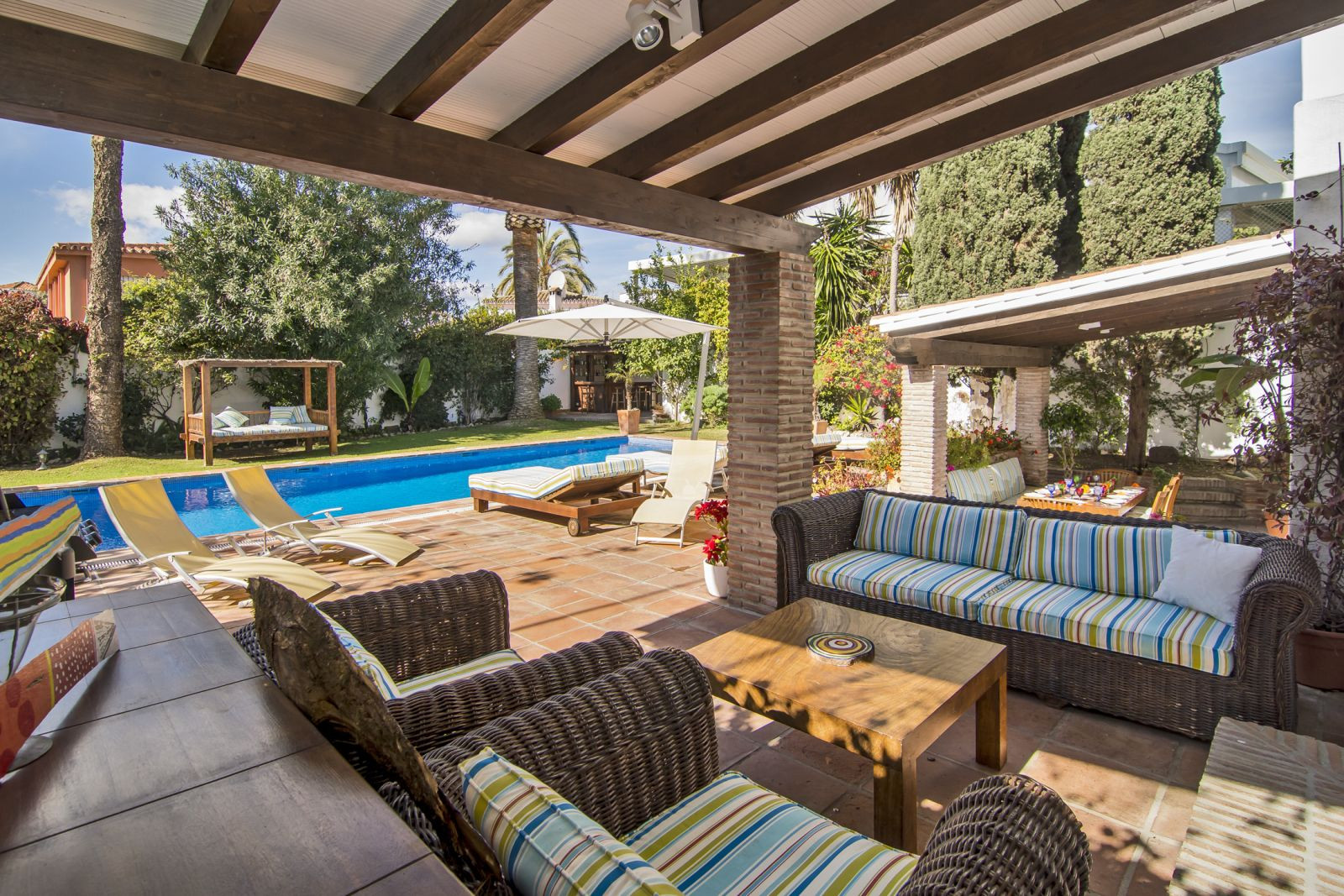 Casa de 4 Dormitorios y 4 Baños en alquiler en Milla de Oro, Marbella