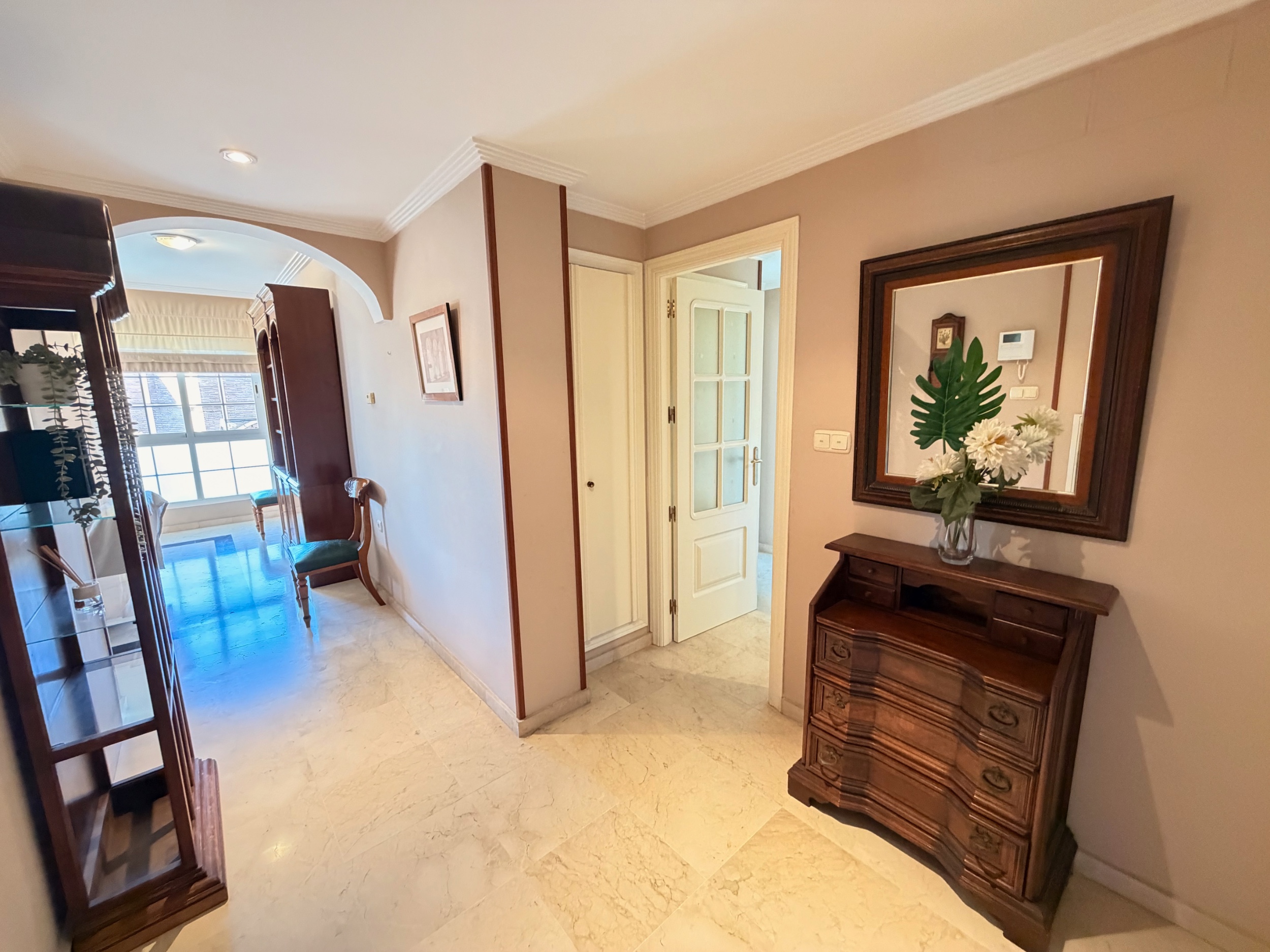 Piso de 2 Dormitorios y 2 Baños en venta en Costabella, Marbella