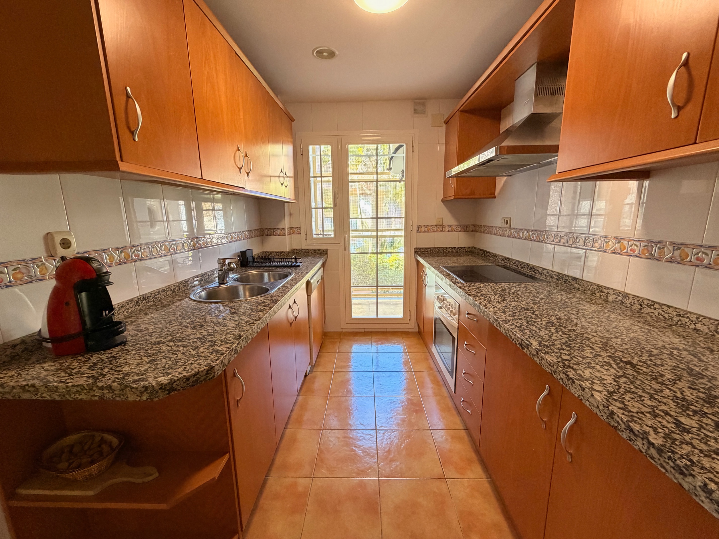 Piso de 2 Dormitorios y 2 Baños en venta en Costabella, Marbella