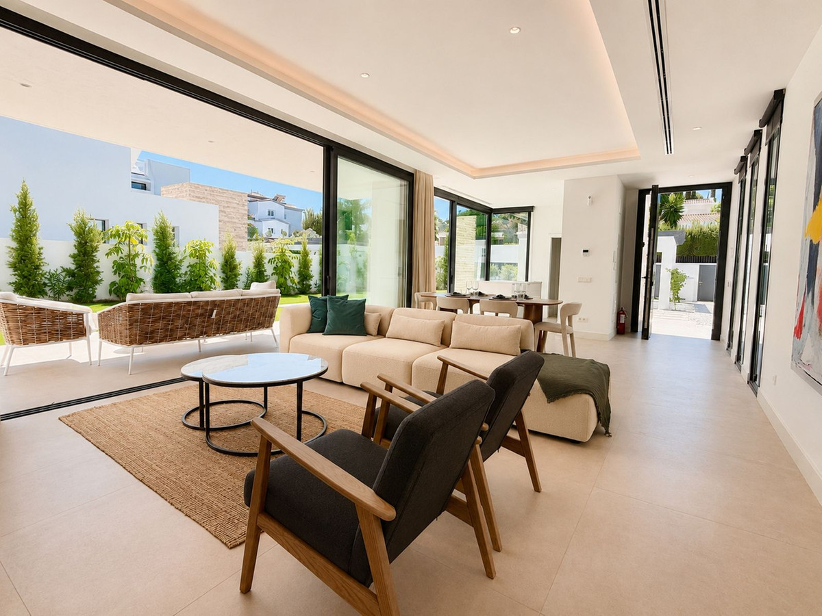 5 спални, 6 бани - Вила за продажба в Atalaya, Estepona