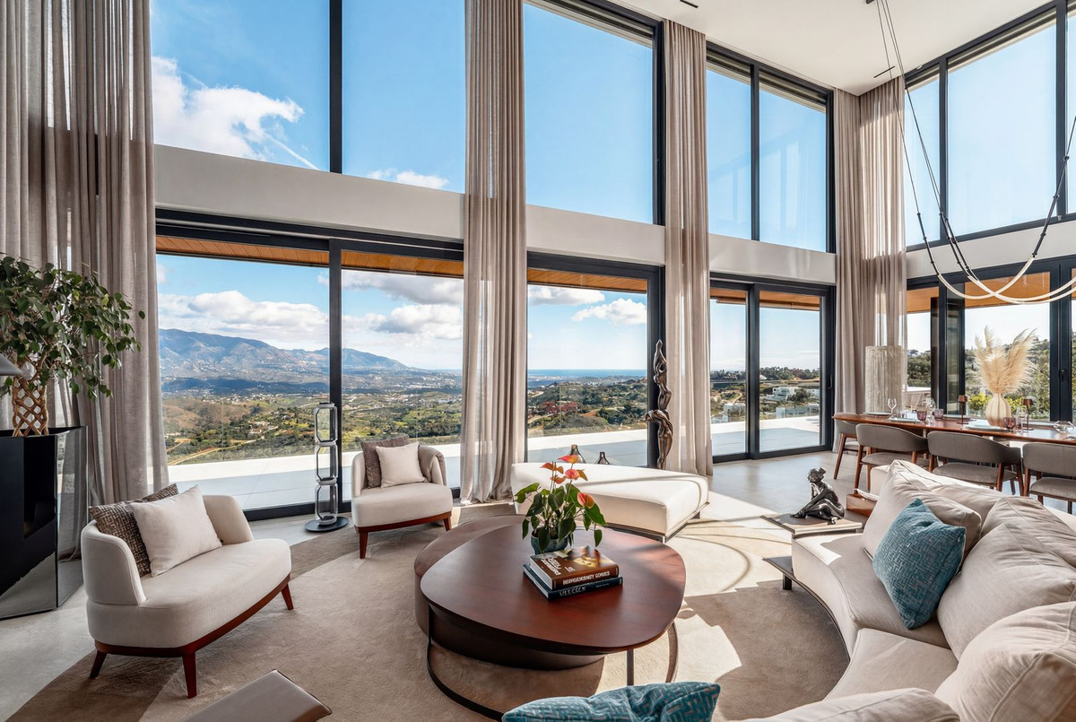 Casa de 6 Dormitorios en venta en La Mairena, Marbella